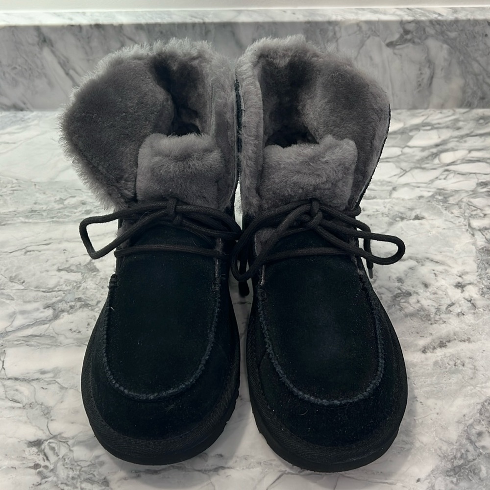 Ugg Short Boot Women Size 7 Black with Grey Fur